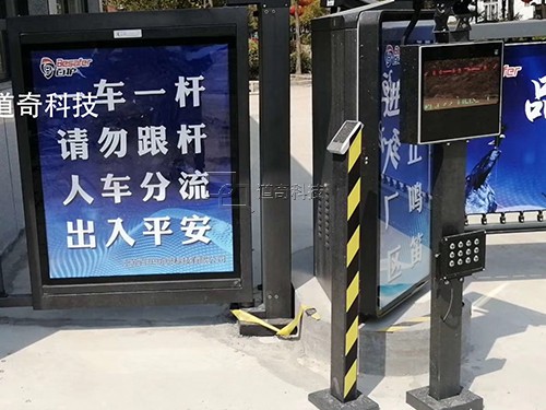 警务室一组人行门和广告百叶闸