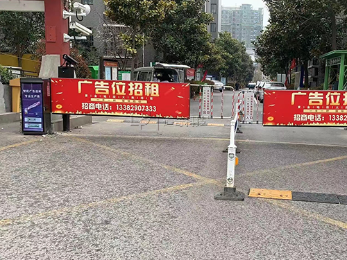 泗阳广告拉布伸缩闸案例